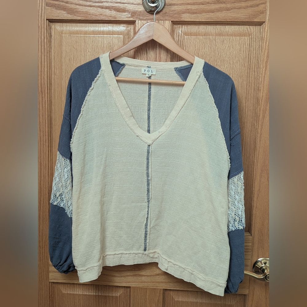 POL Two-Tone Cream and Slate Blue V-Neck Women's Top. Lagenlook. Large.